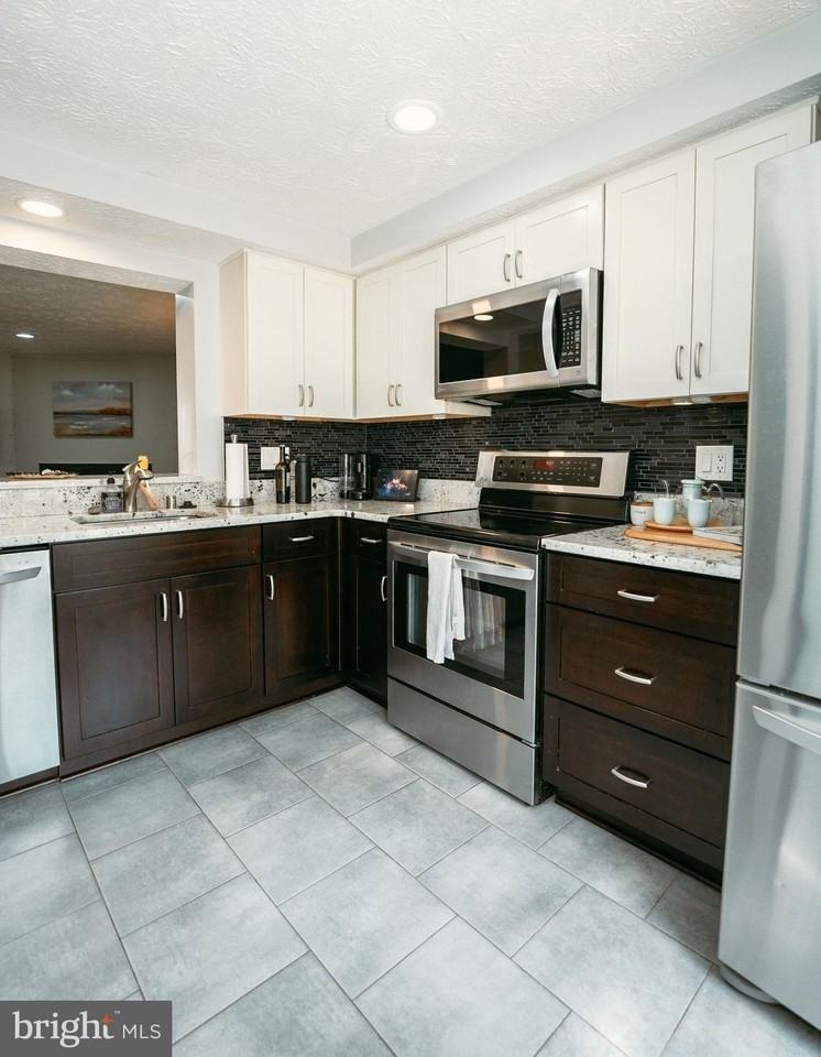 9134 Everett Ct - Photo 5 of 38