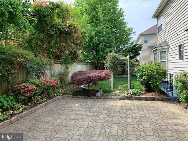 8219 Electric Ave - Photo 4 of 39