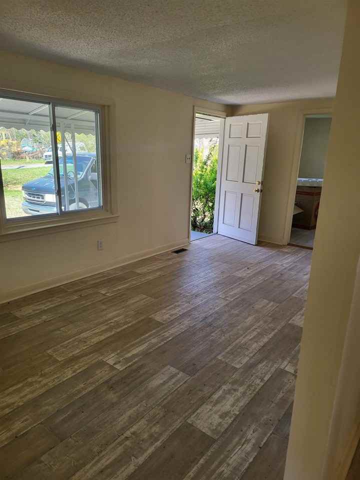 511 Royal St - Photo 2 of 6