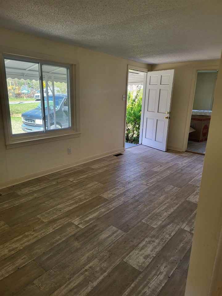511 Royal St - Photo 4 of 6