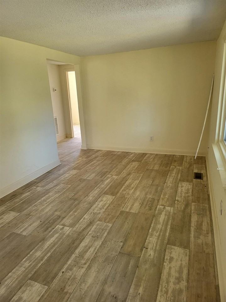 511 Royal St - Photo 5 of 6