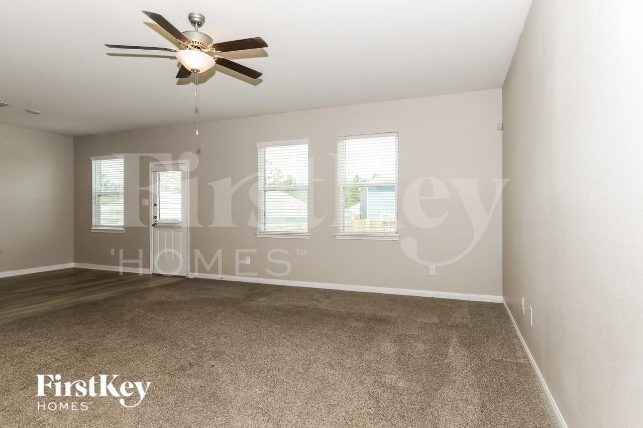 26732 Frost Dr - Photo 3 of 19