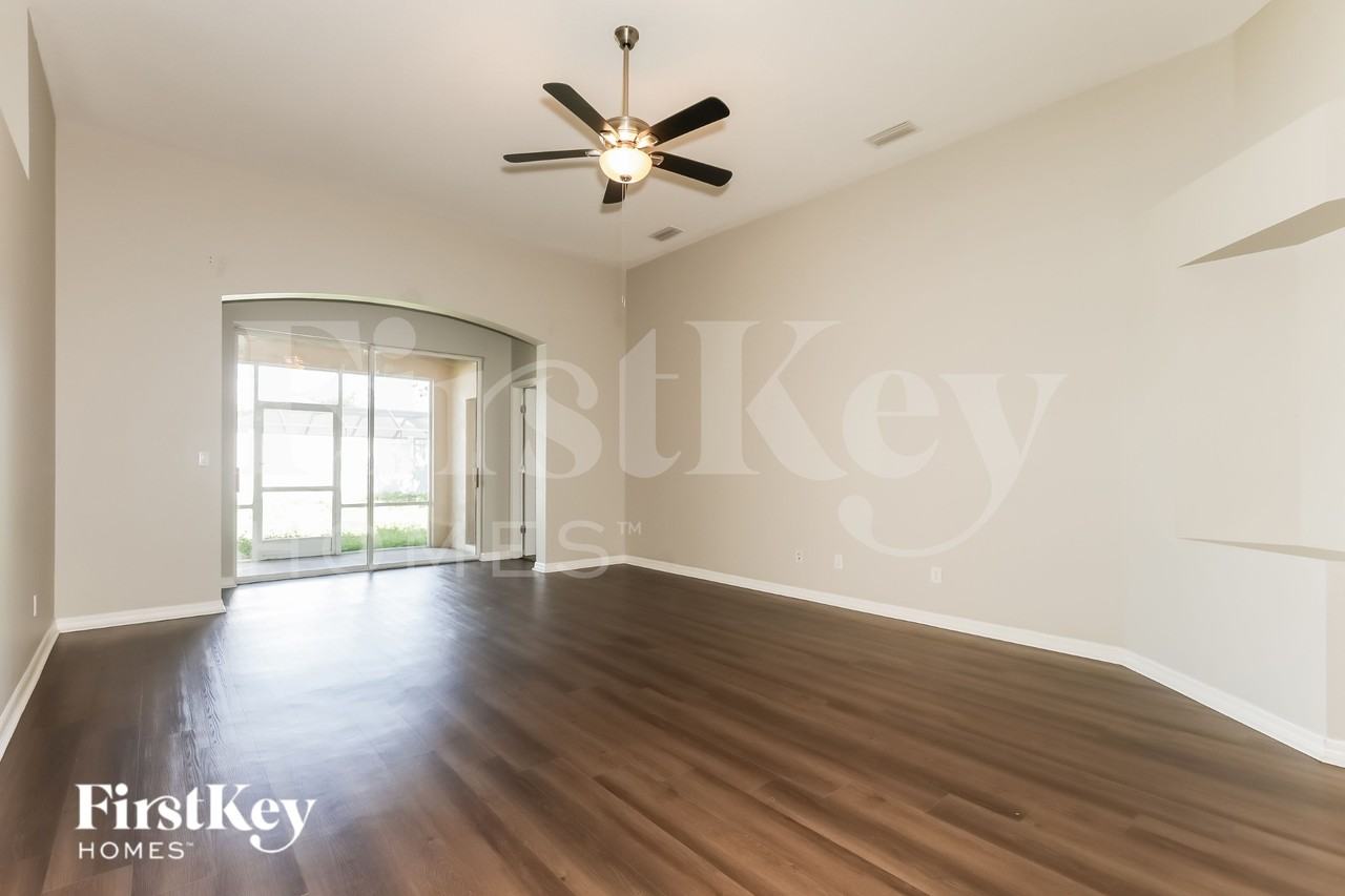 1427 Main St - Photo 3 of 19