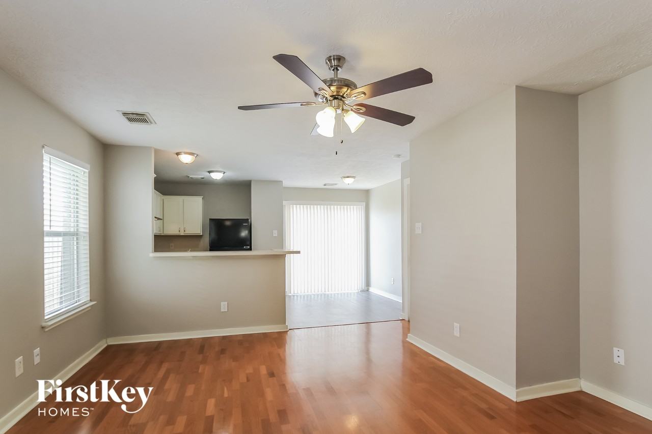 916 Willaby St - Photo 3 of 15