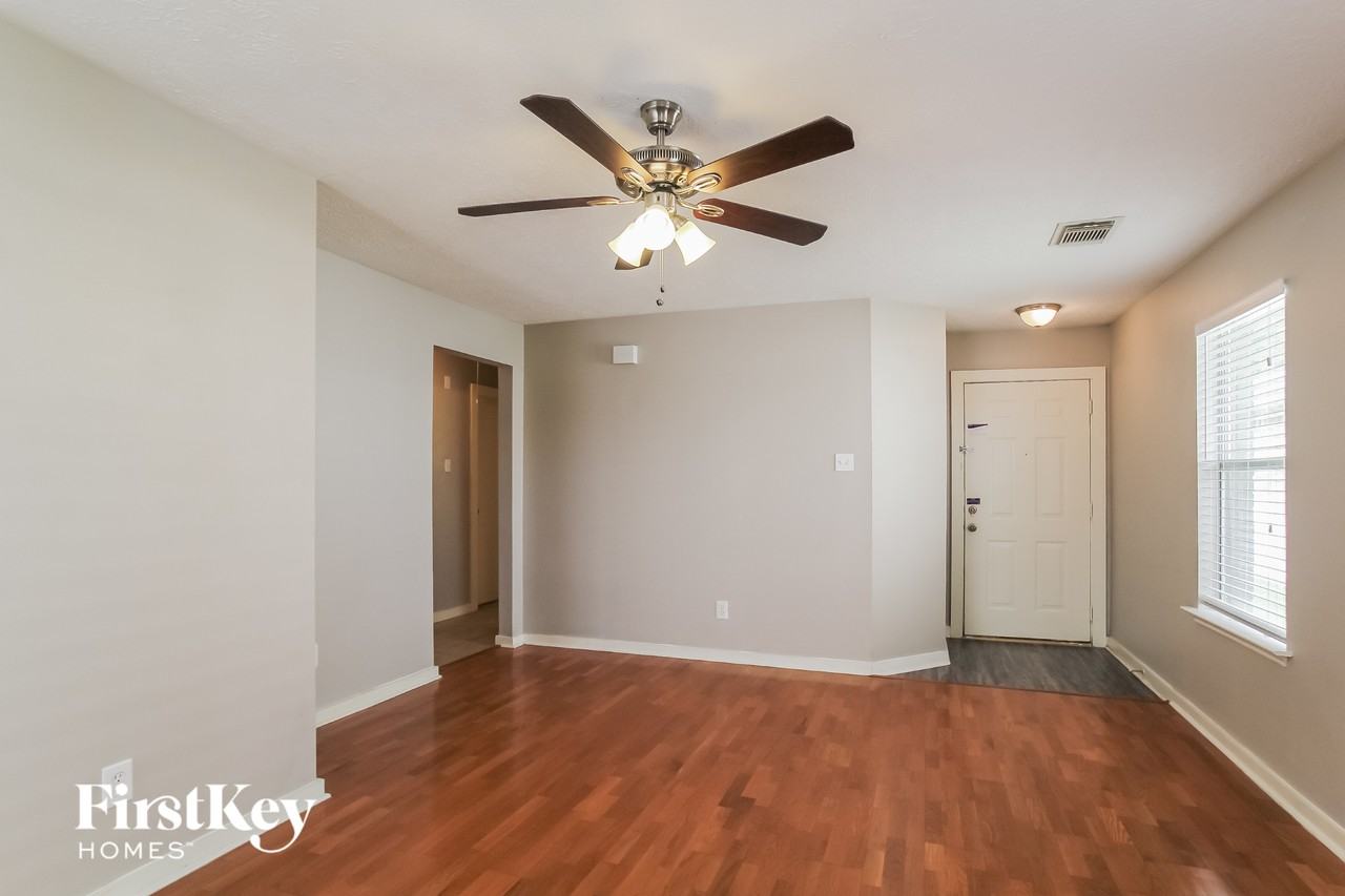 916 Willaby St - Photo 4 of 15