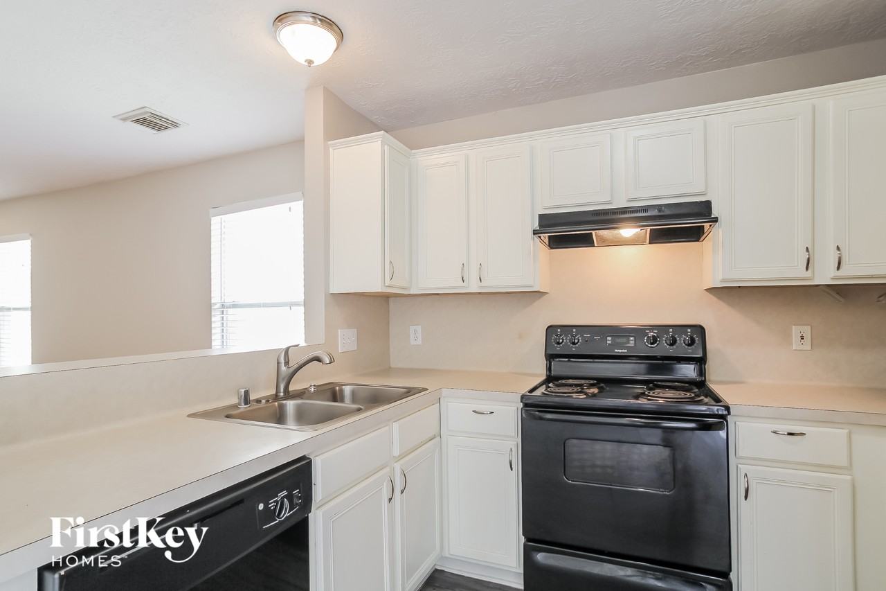 916 Willaby St - Photo 6 of 15
