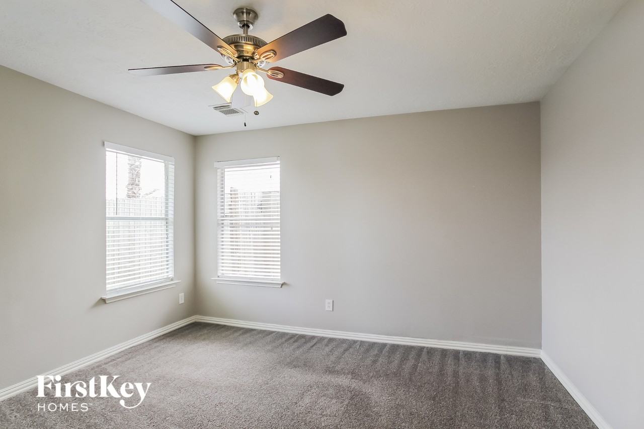916 Willaby St - Photo 7 of 15