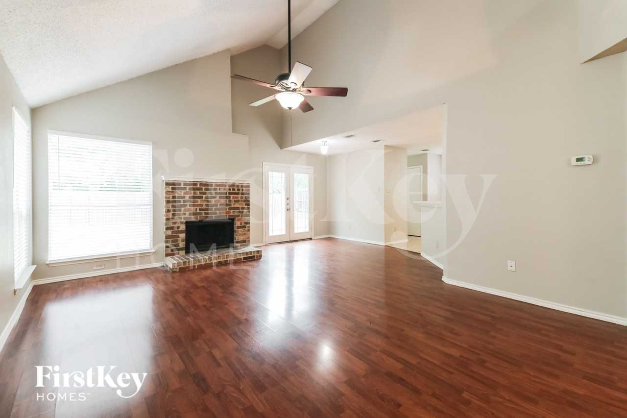 1733 Prescott Dr - Photo 2 of 19