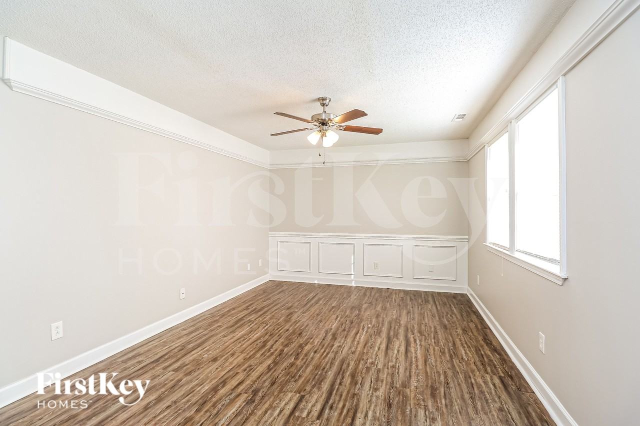 1716 Virginia St - Photo 4 of 19