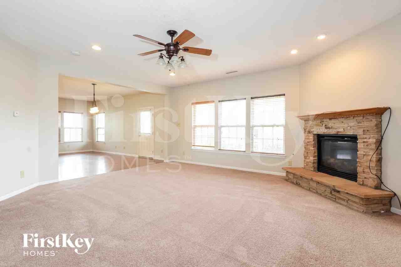 10735 Cyrus Dr - Photo 3 of 15