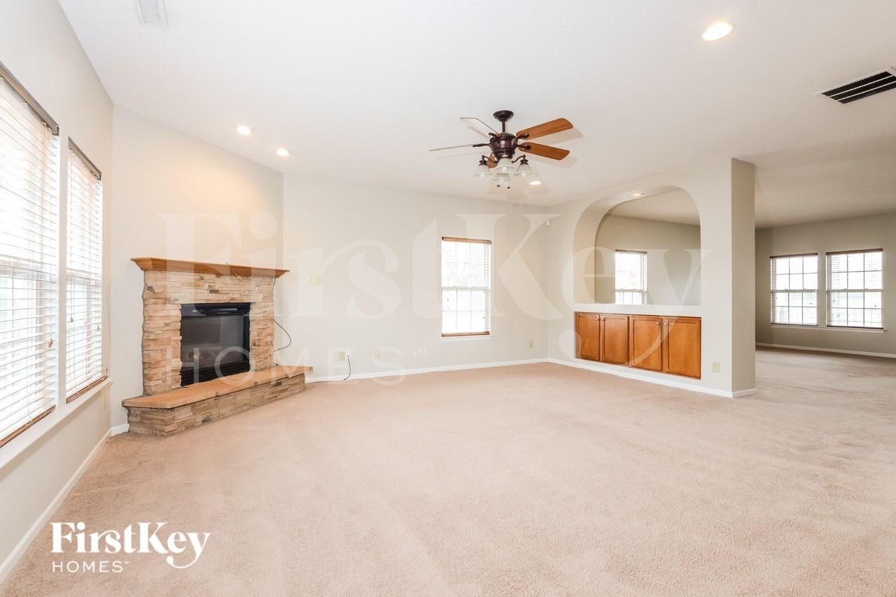 10735 Cyrus Dr - Photo 4 of 15