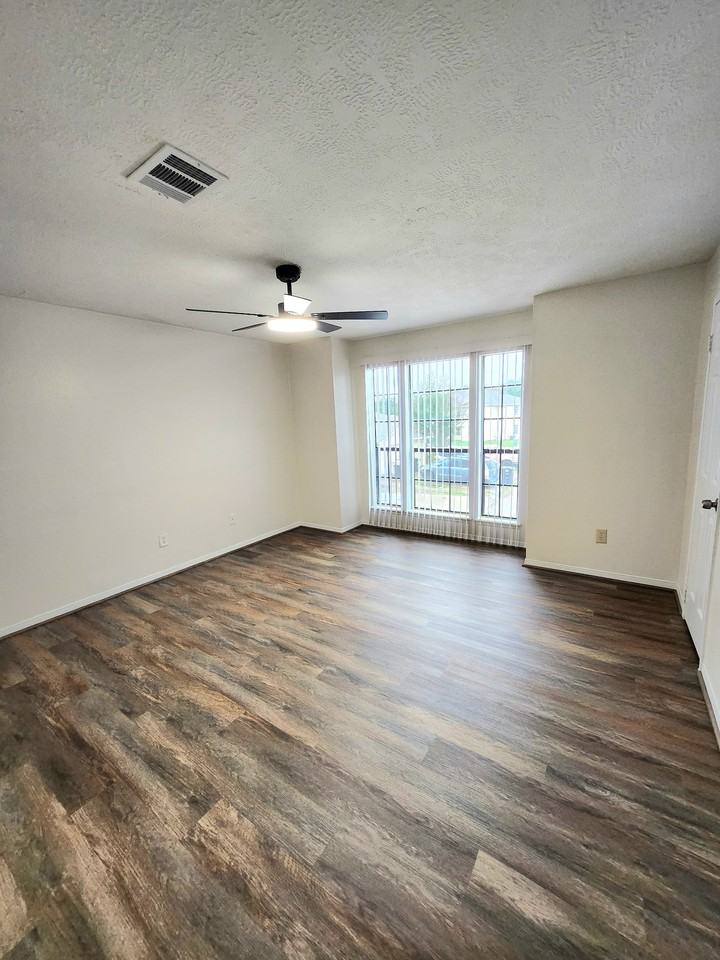 10045 Emerald Creek Dr #1 - Photo 4 of 28