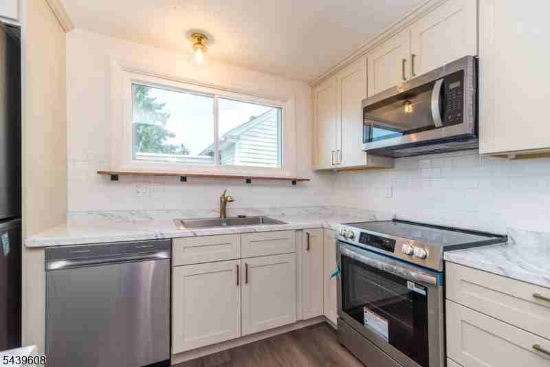 11 S Harrison St ##B - Photo 4 of 34