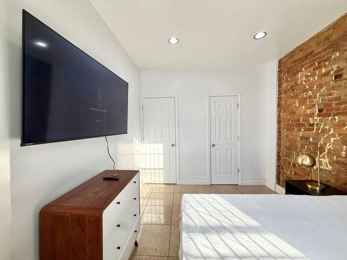 Private Bedroom in 3 Bedroom/1 Bathroom Home - Photo 2 of 12