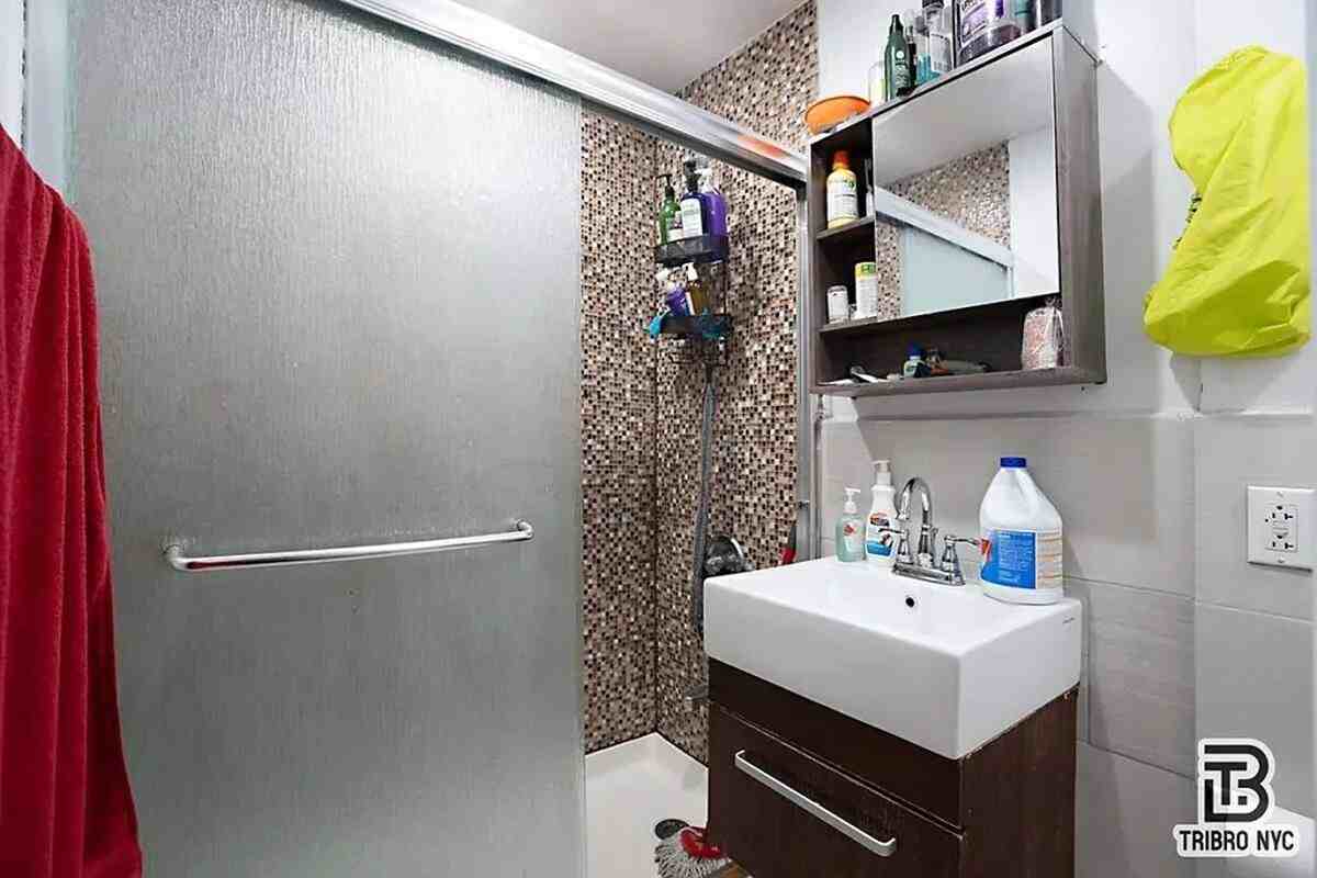 Private Bedroom in 3 Bedroom/1 Bathroom Home - Photo 3 of 12