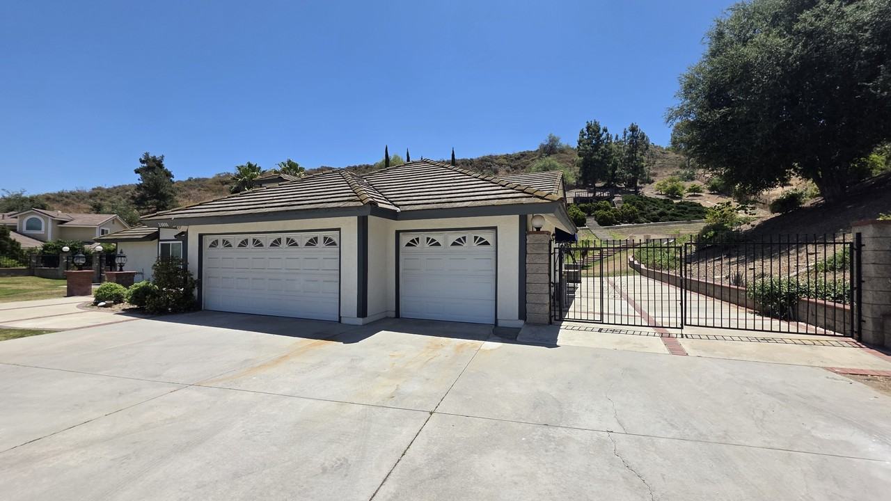 20800 Regency Ct - Photo 3 of 18