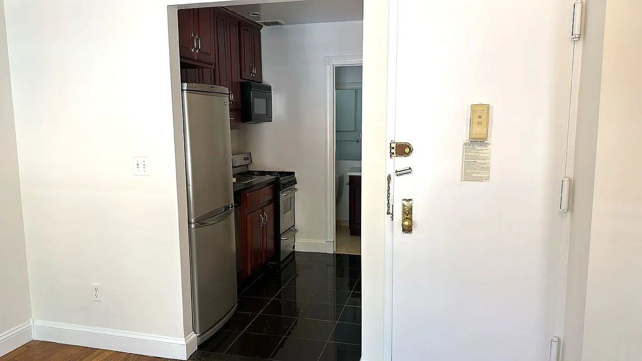 725 166th St - Photo 2 of 8