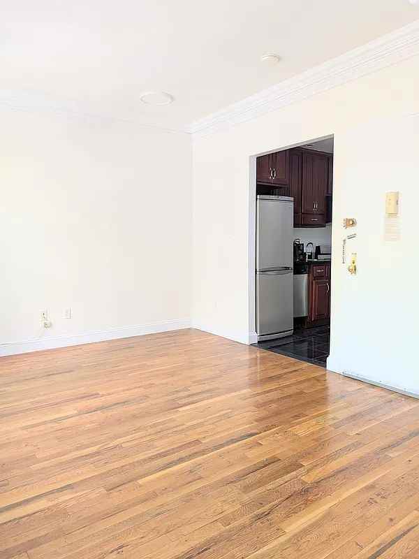725 166th St - Photo 3 of 8