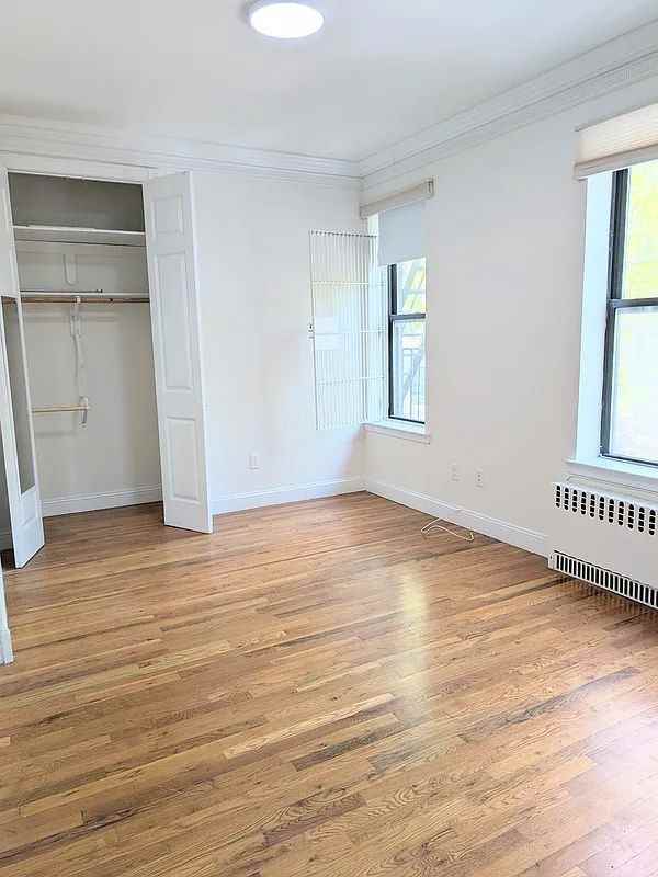 725 166th St - Photo 4 of 8