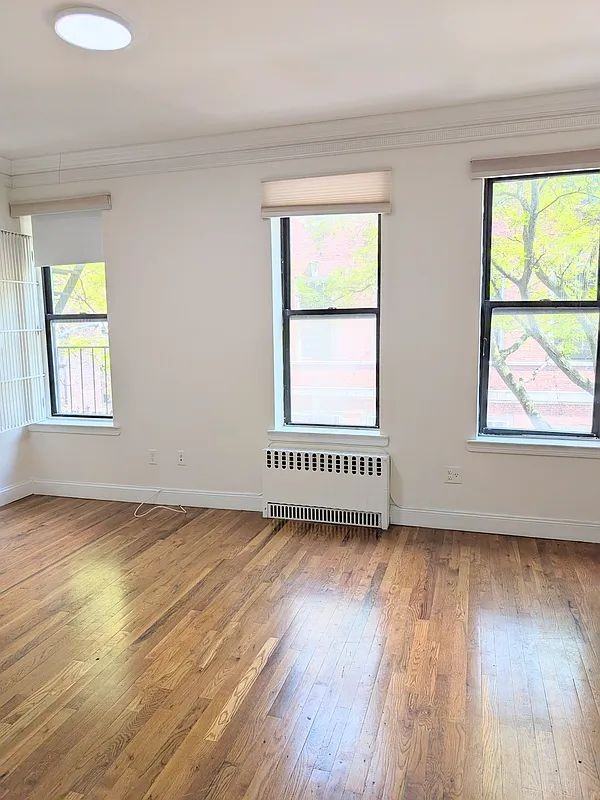 725 166th St - Photo 7 of 8