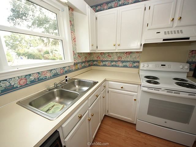 854 Colony Dr - Photo 3 of 23