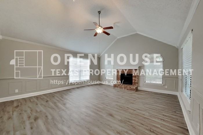 8201 Weatherly Dr - Photo 4 of 21