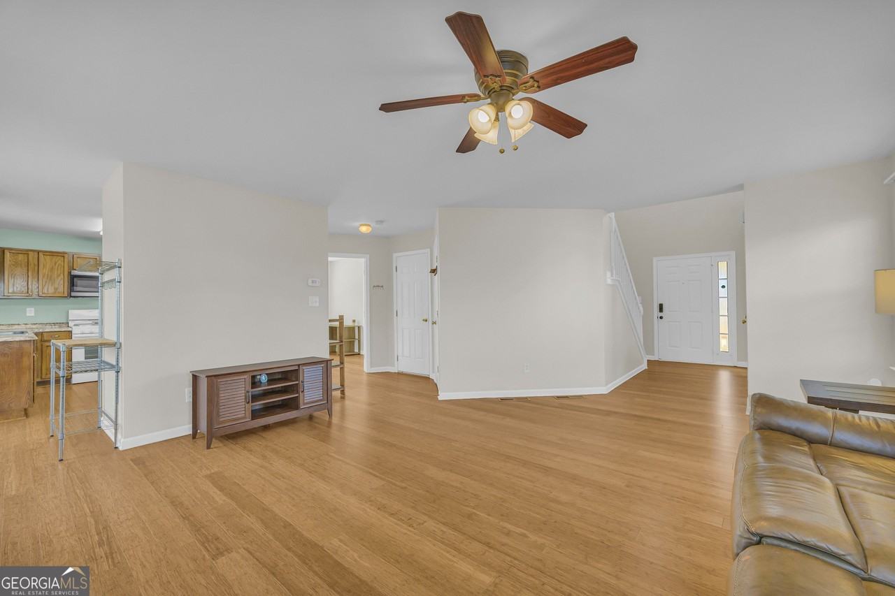 494 Bishop Ct - Photo 5 of 29