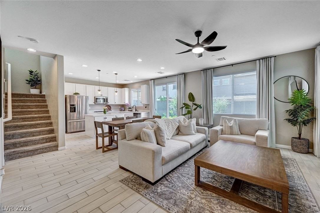 372 Silva Pl - Photo 4 of 48