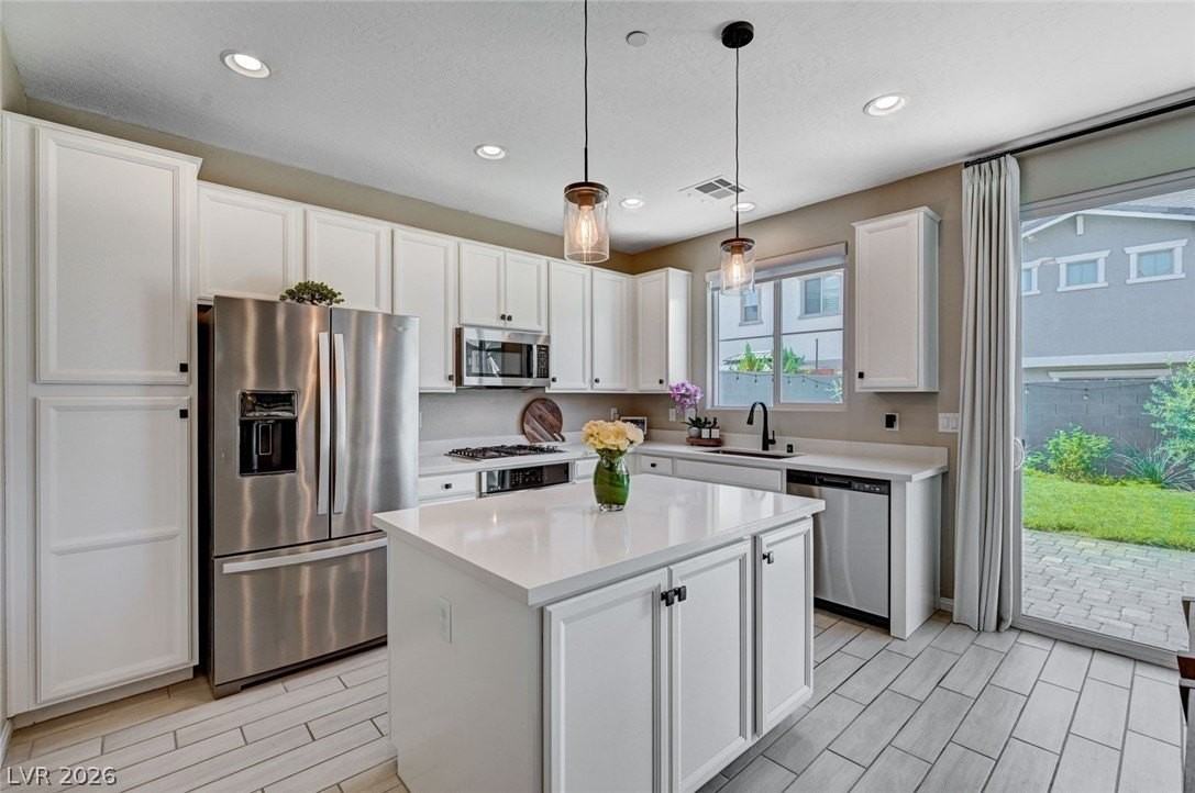 372 Silva Pl - Photo 7 of 48