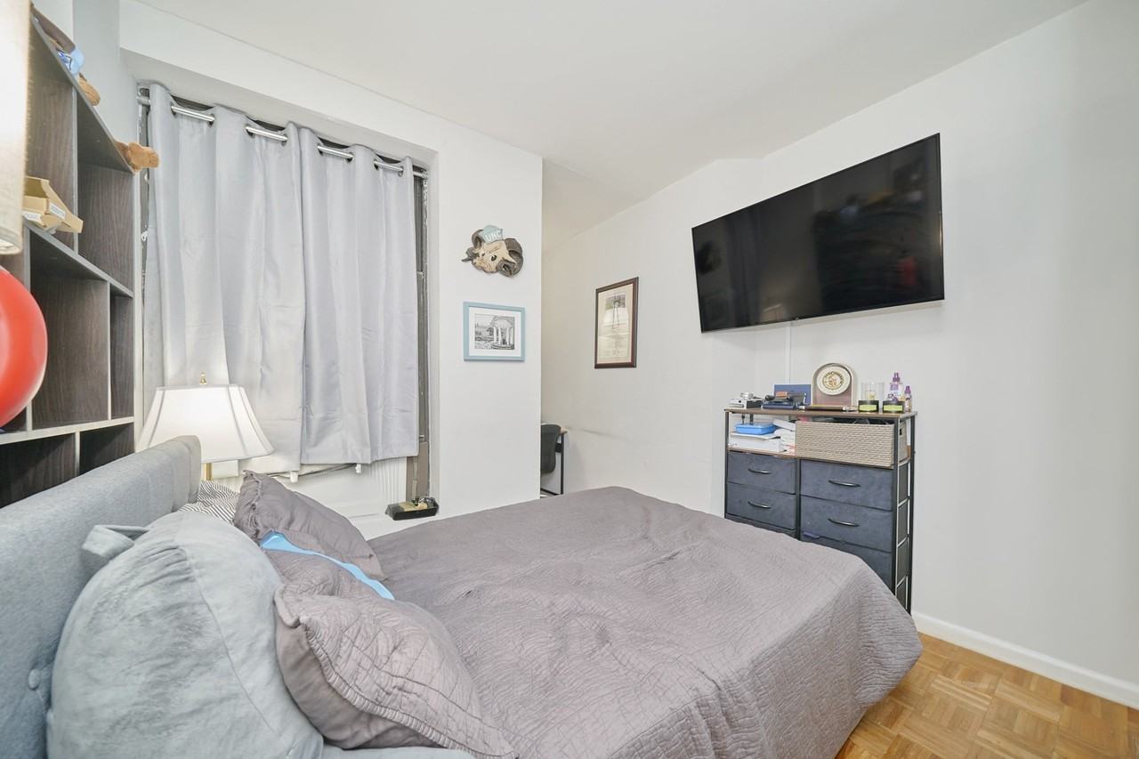 335 W 43rd St #2B - Photo 4 of 7