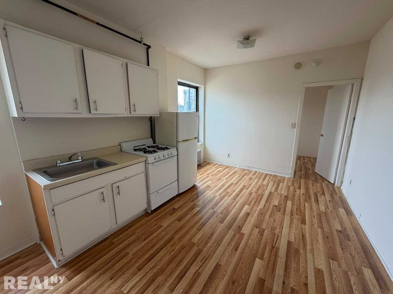 E 14th St #34 - Photo 2 of 9