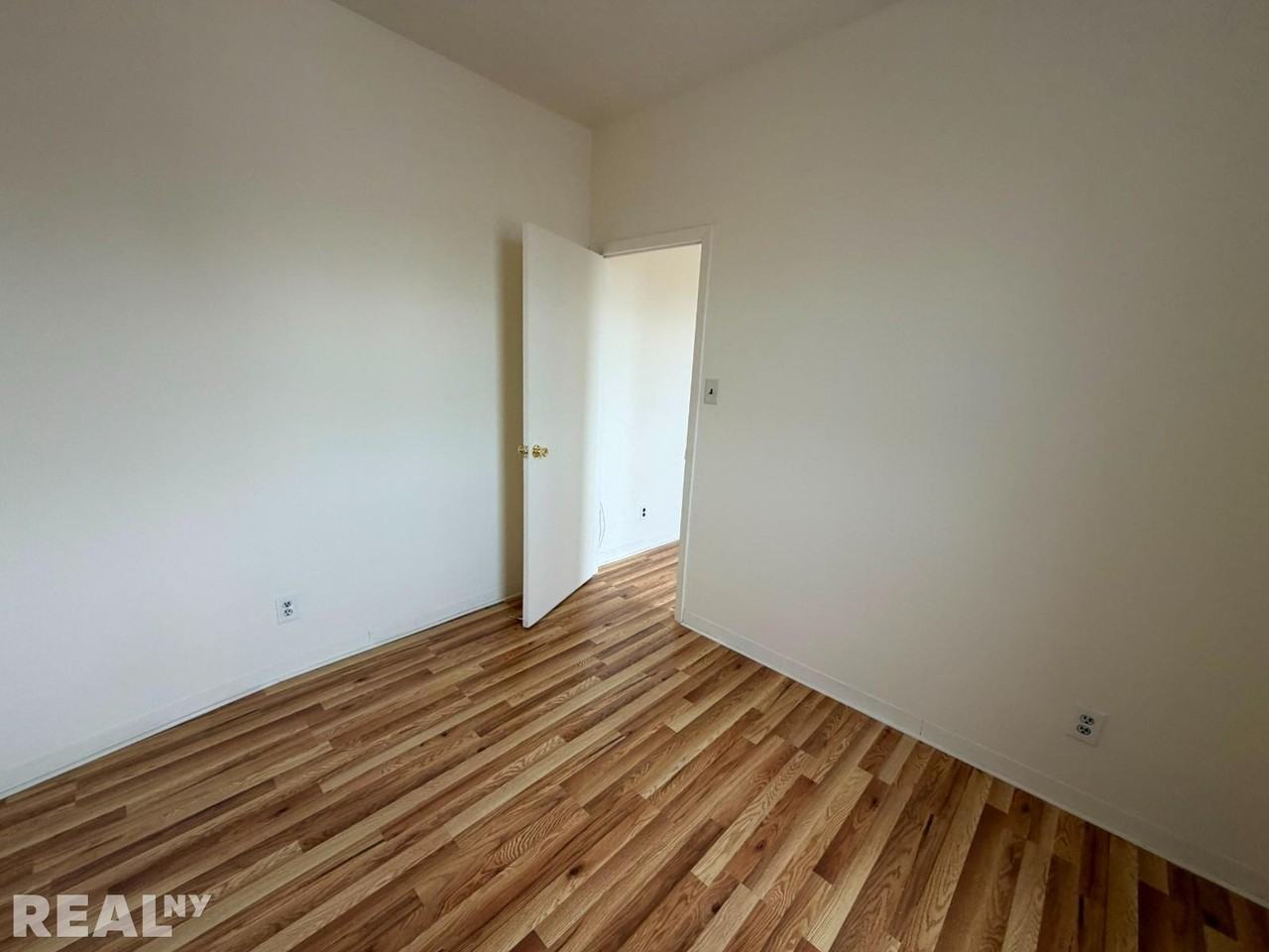 E 14th St #34 - Photo 6 of 9