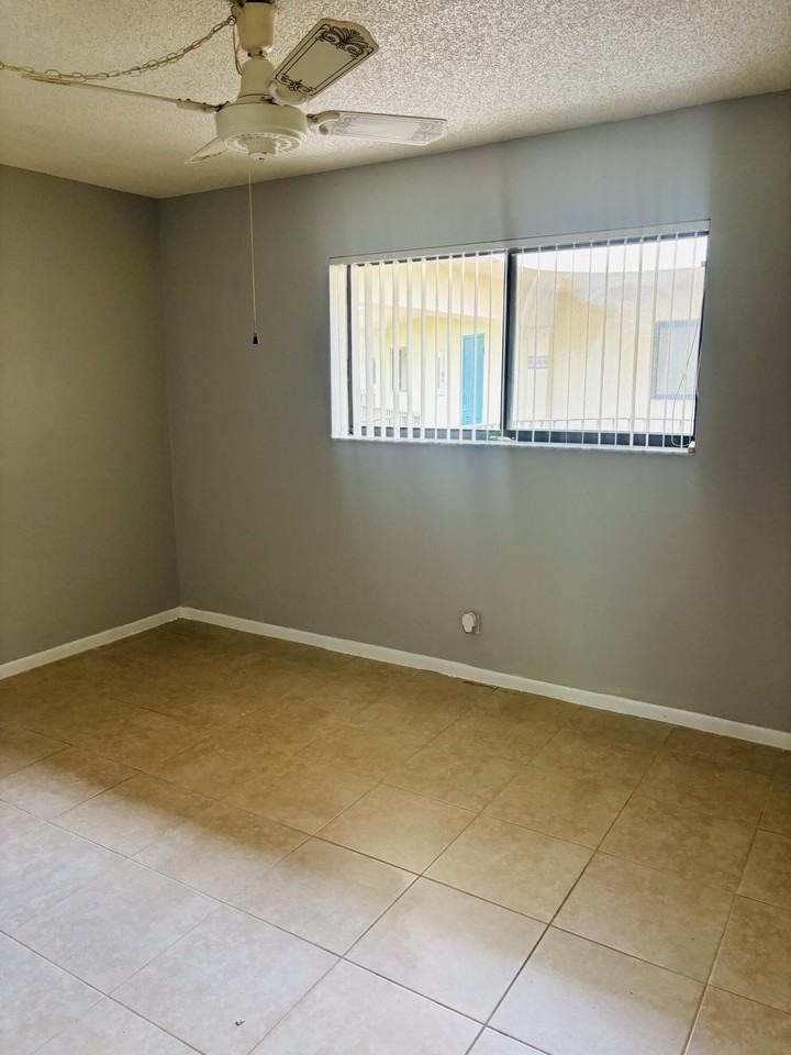 5190 Las Verdes Cir #315 - Photo 5 of 11
