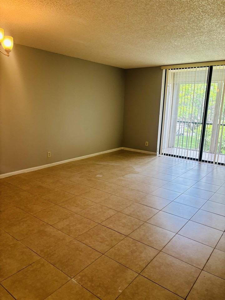 5190 Las Verdes Cir #315 - Photo 7 of 11