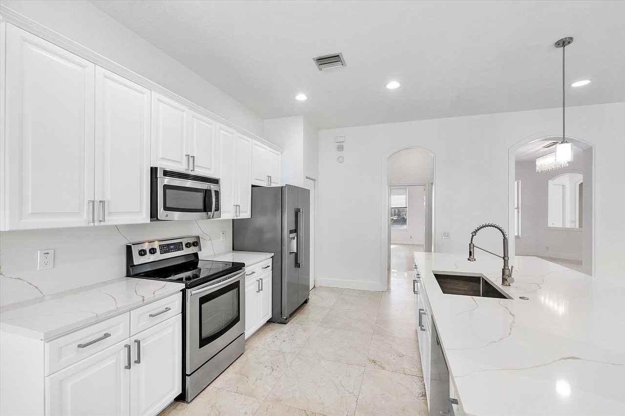 2013 Harbor View Cir - Photo 5 of 37