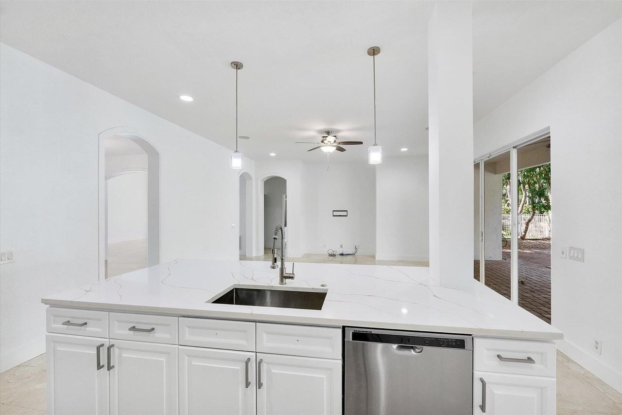 2013 Harbor View Cir - Photo 7 of 37