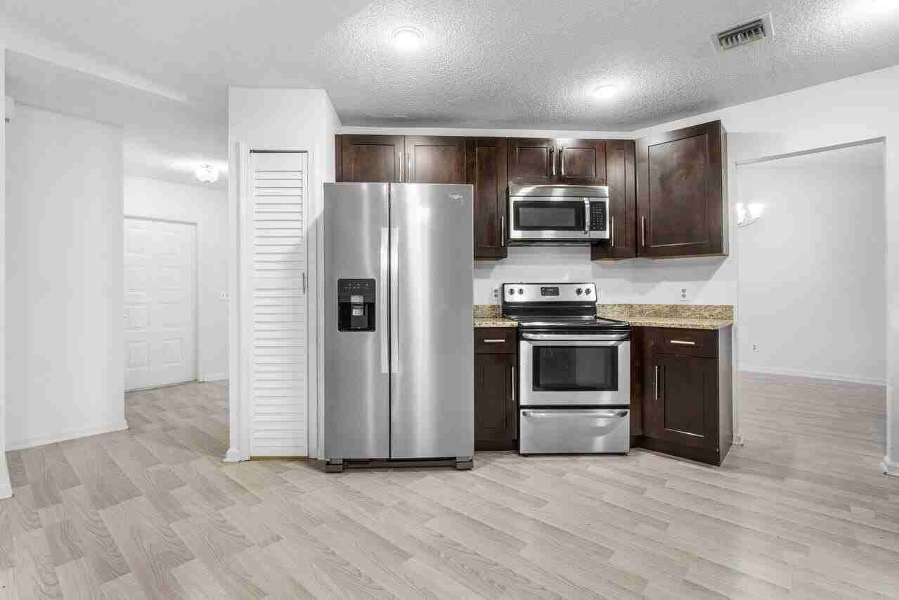 190 Parkwood Dr S - Photo 3 of 24