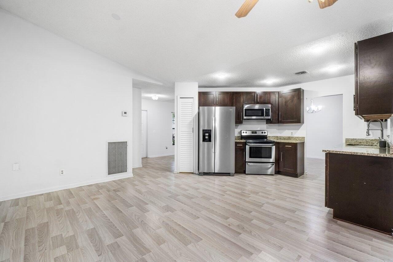 190 Parkwood Dr S - Photo 4 of 24