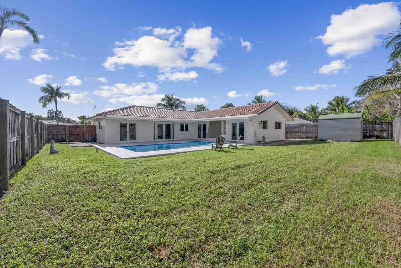 1051 Nw 9th St - Photo 4 of 32