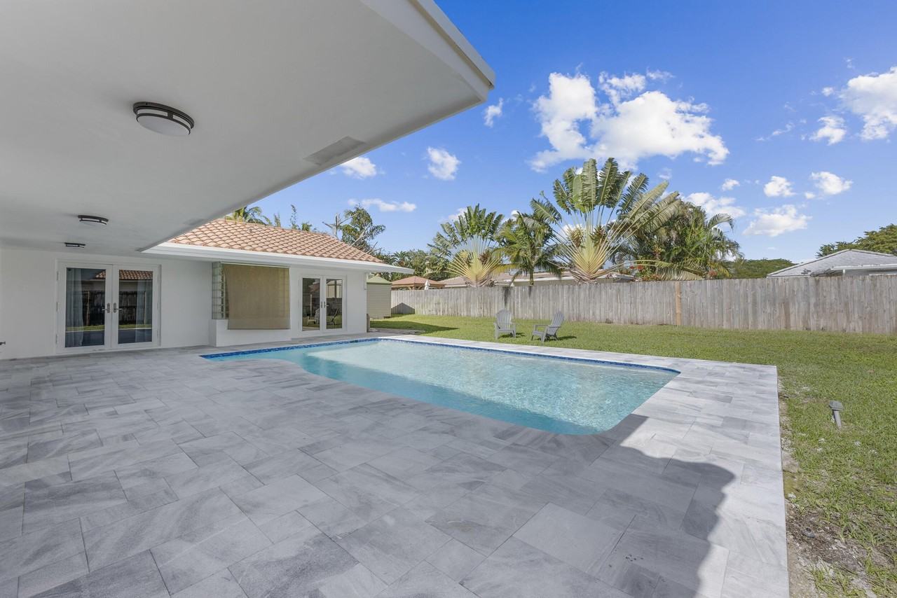 1051 Nw 9th St - Photo 5 of 32