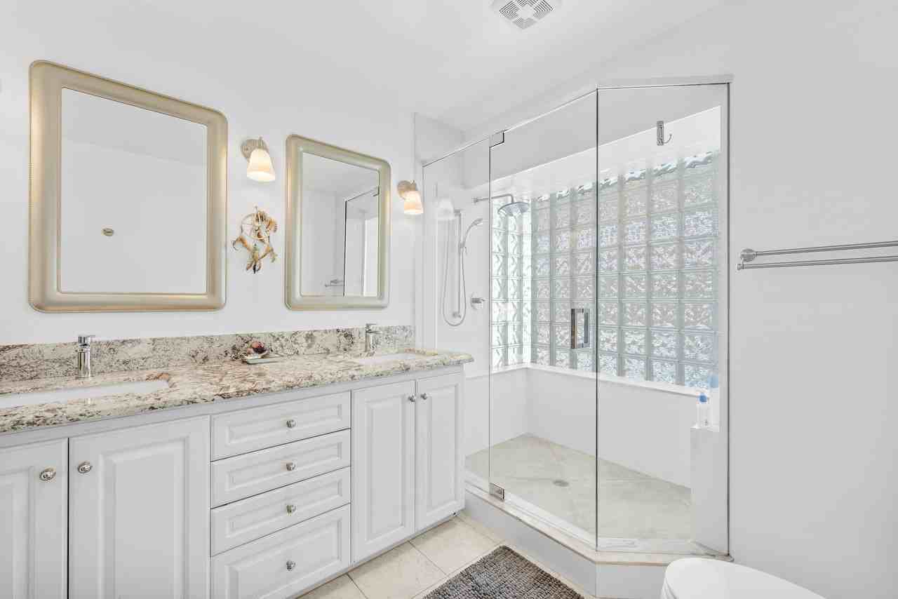 1051 Nw 9th St - Photo 7 of 32