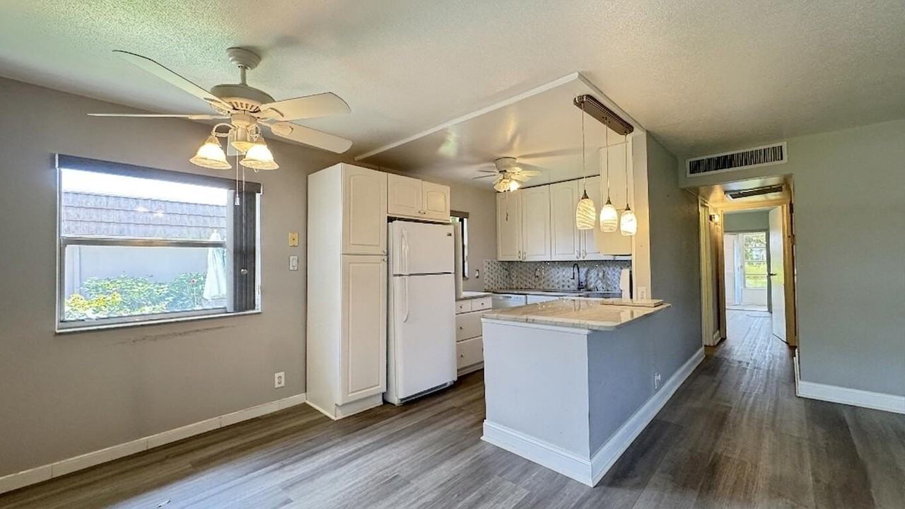 220 Seville J - Photo 4 of 30