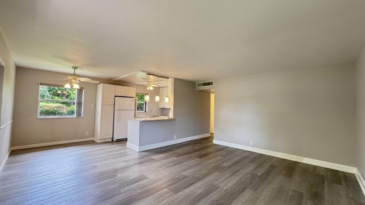 220 Seville J - Photo 5 of 30