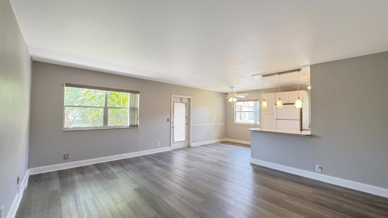 220 Seville J - Photo 6 of 30