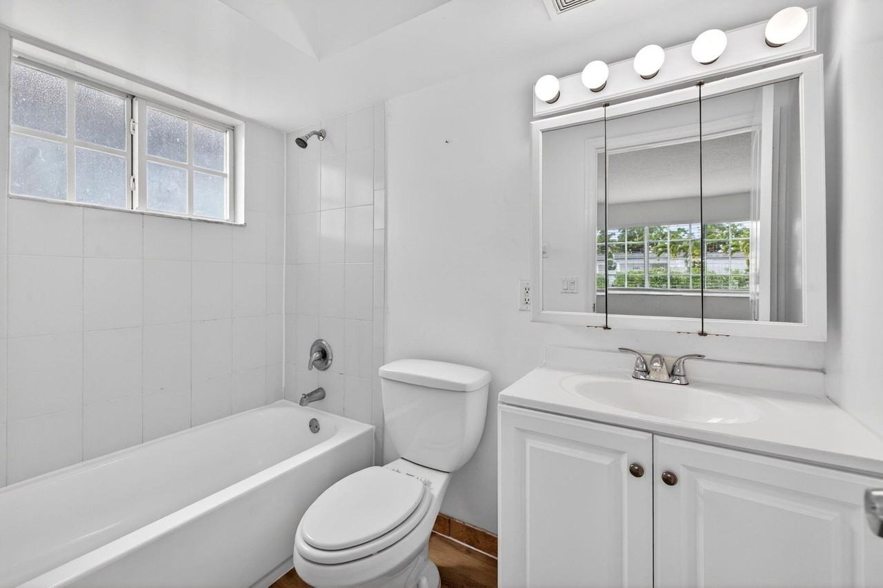 1671 Ne 33rd St #1 - Photo 3 of 20