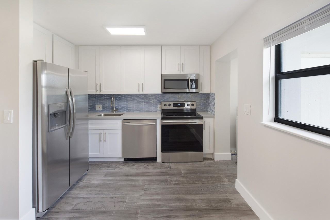 814 Ne 8th St - Photo 6 of 25