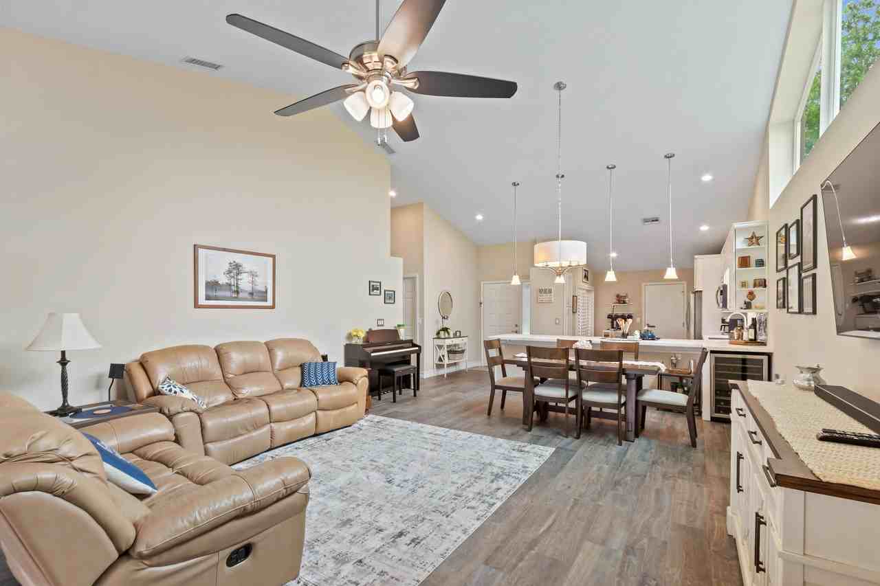 1401 Mahogany Pl - Photo 3 of 41