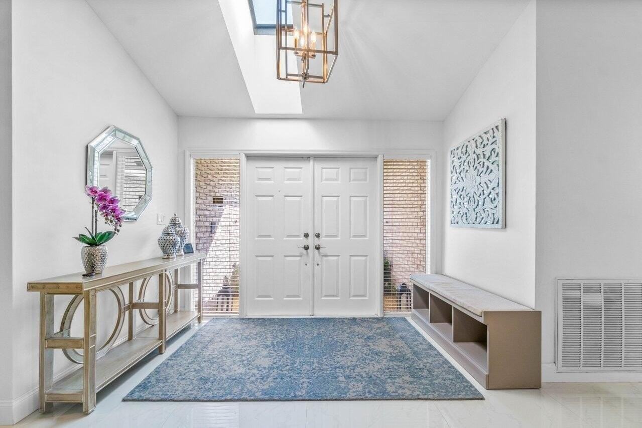 2683 Nw 45th St - Photo 3 of 28