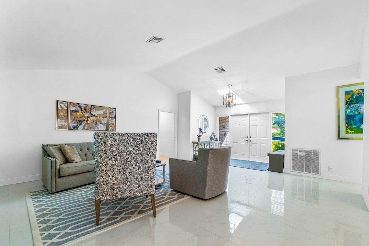 2683 Nw 45th St - Photo 4 of 28