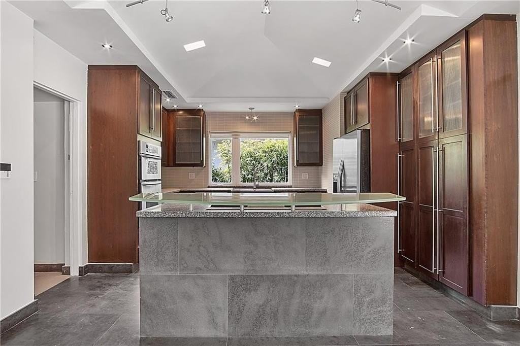 551 Ne 53rd St - Photo 6 of 25